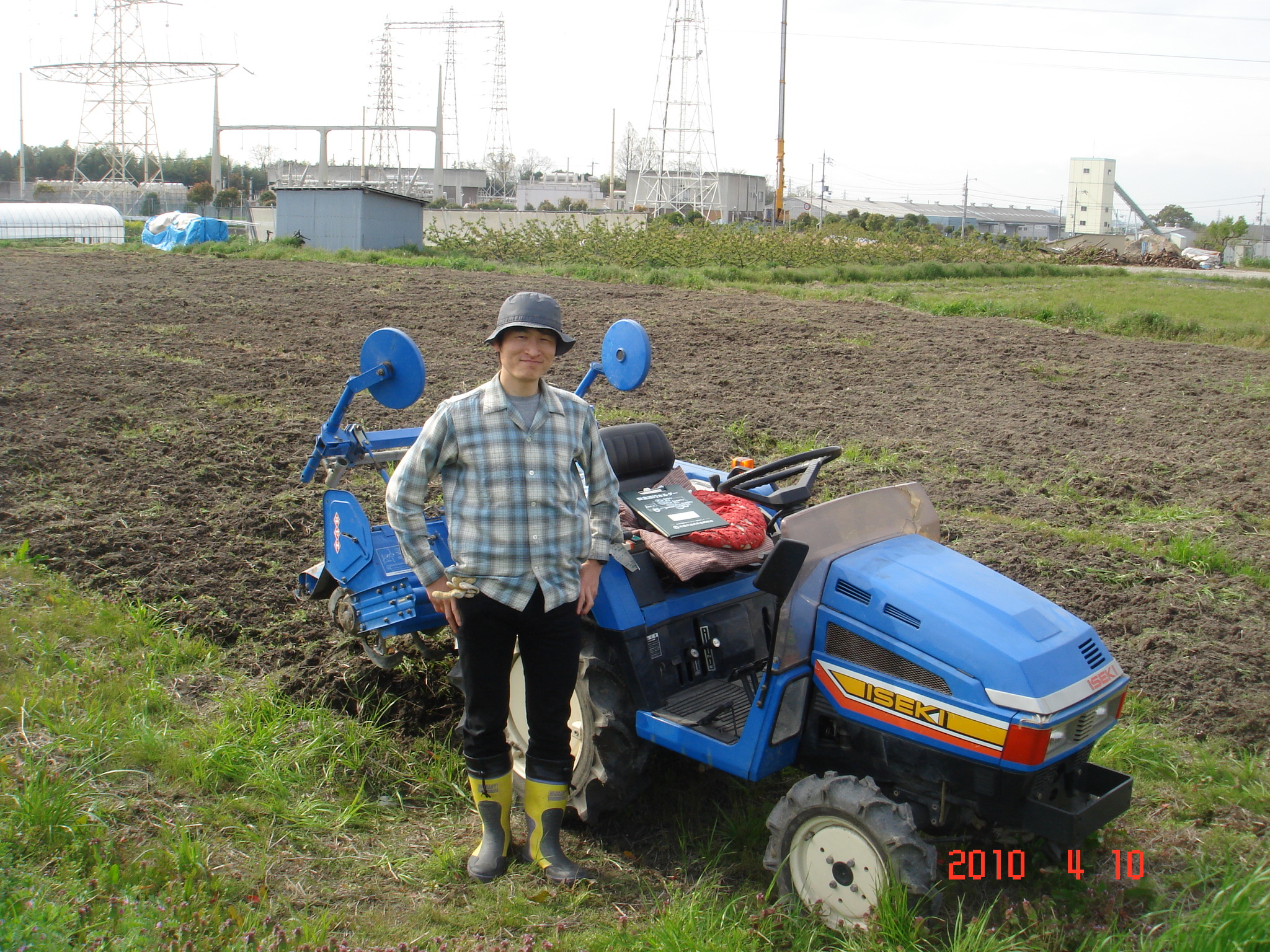 Mr.Kawasakiこの人が畑で土をリサイクルしてます。